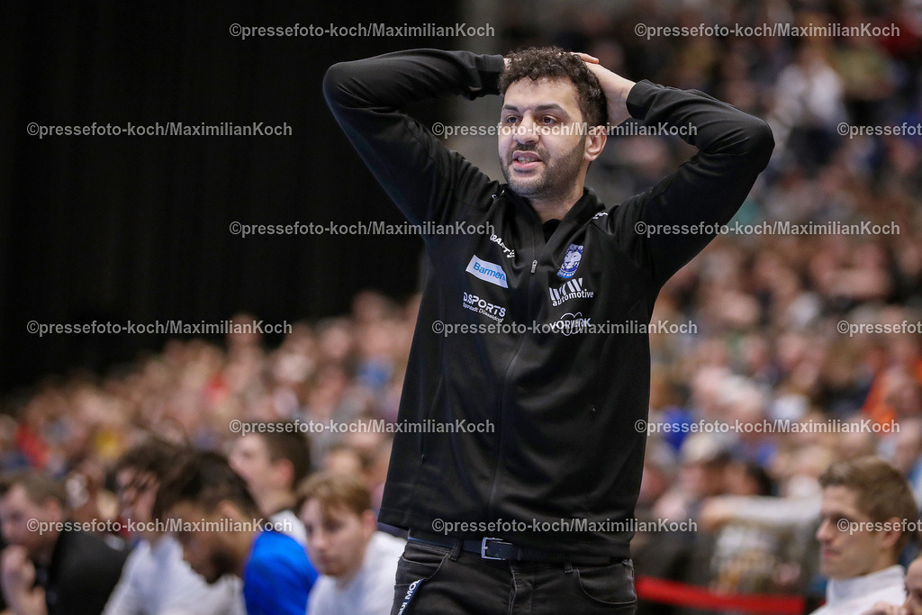 Due1HBL11022401061 | 11.02.2024, Handball, Düsseldorf, Mitsubishi Electric Halle, Liqui Moly Handball Bundesliga, Spieltag 21, Saison 2023 2024, Bergischer HC - THW Kiel: Headcoach Trainer Jamal Naji (Bergischer HC) schlägt frustriert die Hände über dem Kopf zusammen