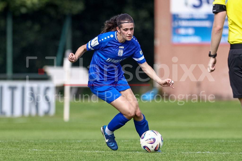 Fussball, Testspiel Frauen, SV Meppen - DSC Arminia Bielefeld | Marie Bleil (SV Meppen, 7) am Ball, Einzelbild, Ganzkörper, Aktion, Action, Spielszene