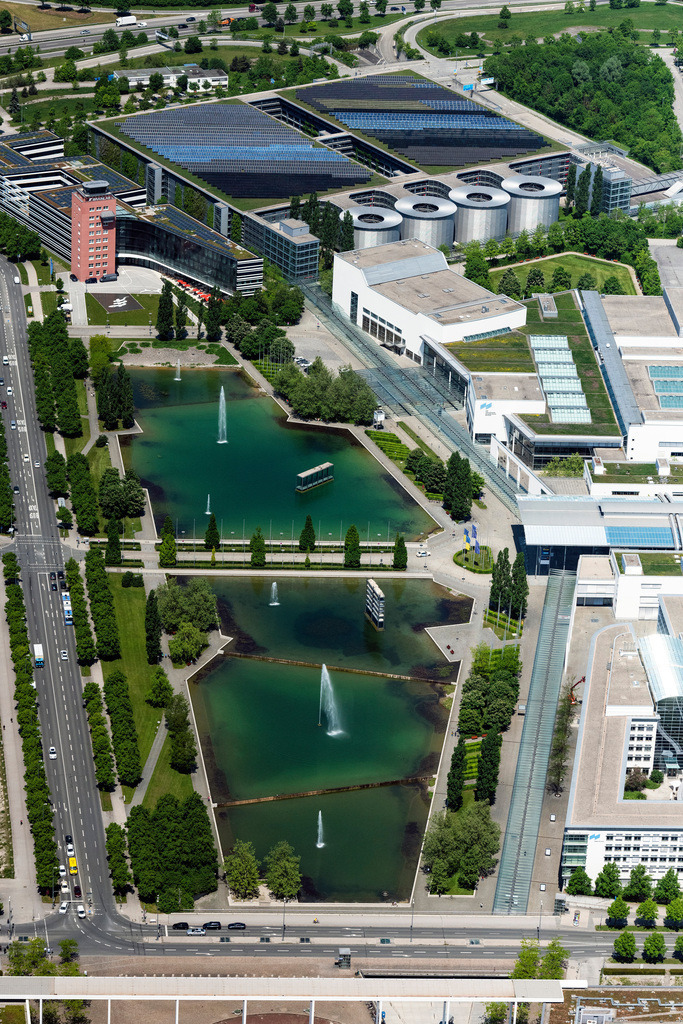 dr__0097098.jpg | MüNCHEN 19.05.2022 Ausstellungsgelände und Messehallen an der Straße Am Messesee im Ortsteil Trudering-Riem in München im Bundesland Bayern, Deutschland. Weiterführende Informationen bei: JAHN ARCHITECTURE, Inc.,  MESSE MÜNCHEN GMBH. // Exhibition grounds and exhibition halls in the district on street Am Messesee of Trudering-Riem in Munich in the state Bavaria, Germany. Further information at: JAHN ARCHITECTURE, Inc.,  MESSE MUeNCHEN GMBH. Foto: Daniel Reiter