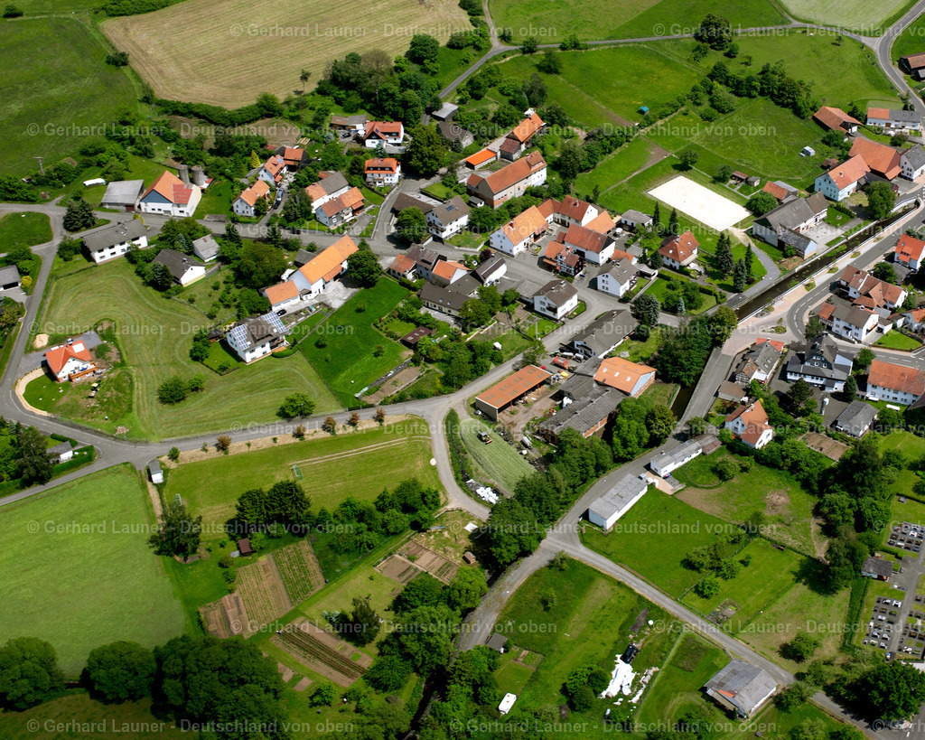 2614233 | HöCKERSDORF 09.06.2006 Landwirtschaftliche Nutzflächen und Feldgrenzen  umsäumen das Siedlungsgebiet des Dorfes in Höckersdorf im Bundesland Hessen, Deutschland // Agricultural land and field boundaries surround the settlement area of the village  in Höckersdorf in the state Hesse, Germany Foto: Gerhard Launer