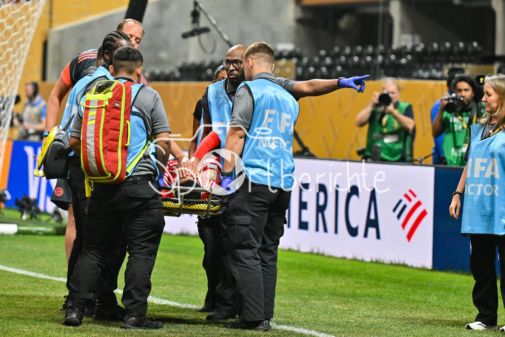Paris Saint Germain - FC Bayern München | der schwer verletzte Jamal MUSIALA (FC Bayern Muenchen 42) wird mit einer Trage vom Platz gebraucht / FIFA Club World Cup: Paris Saint Germain - FC Bayern Muenchen, Mercedes Benz Stadium am 05.07.2025 / NOT FOR SALE IN USA