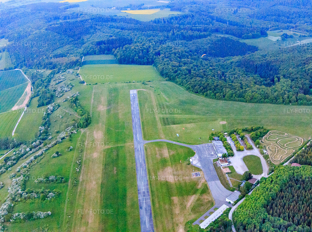 Luftbild: Flugplatz Höxter-Holzminden (EDVI) auf dem Rauschenberg im Ortsteil Albaxen in Höxter im Bundesland Nordrhein-Westfalen in Deutschland. Foto: IMG_079271.jpg vom 22.05.2015 durch Werner Riehm/FLY-FOTO.de