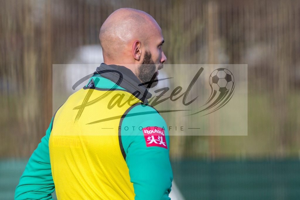20200218_TRASVW_0082 | Fussball, Herren: Oemer Toprak (Werder Bremen) schaut waehrend der Trainingseinheit des SV Werder Bremen auf dem wohninvest Weserstadion Trainingsplatz am 18.02.2020 in Bremen, Deutschland. - Realisiert mit Pictrs.com