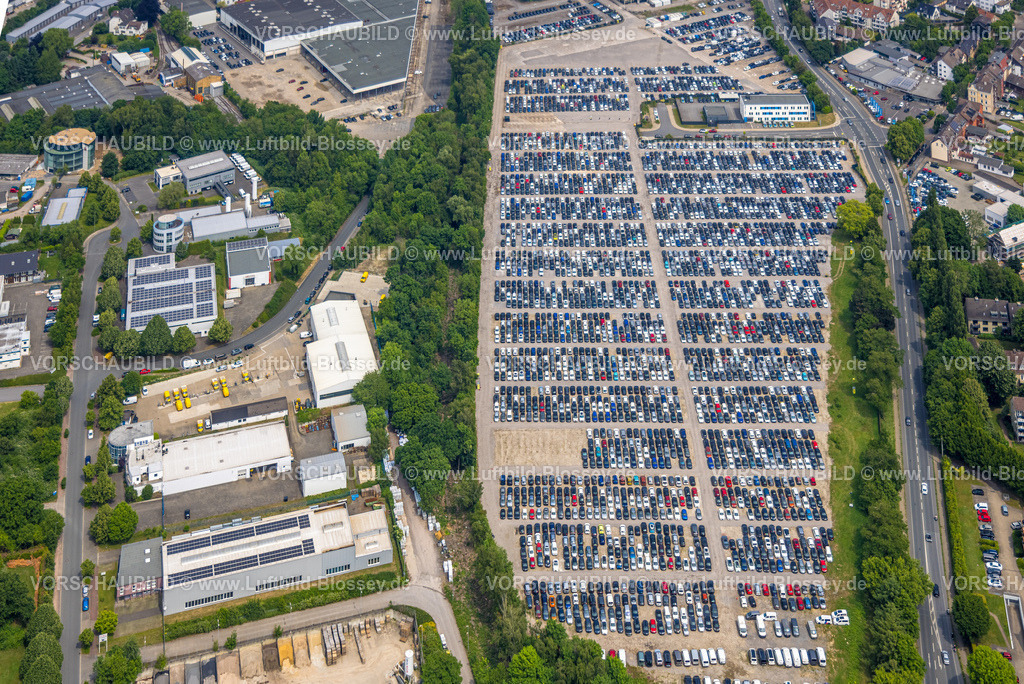 Hattingen250516958 | Luftbild, Gewerbegebiet Beuler Höhe und Gewerbegebiet Nierenhofer Straße, ehemaliges O&amp;K Gelände für geplantes Stadtquartier, aktuell Großparkplatz mit Hunderten von PKW, Polizeiwache Hattingen, Rosenthal, Hattingen, Ruhrgebiet, Nordrhein-Westfalen, Deutschland