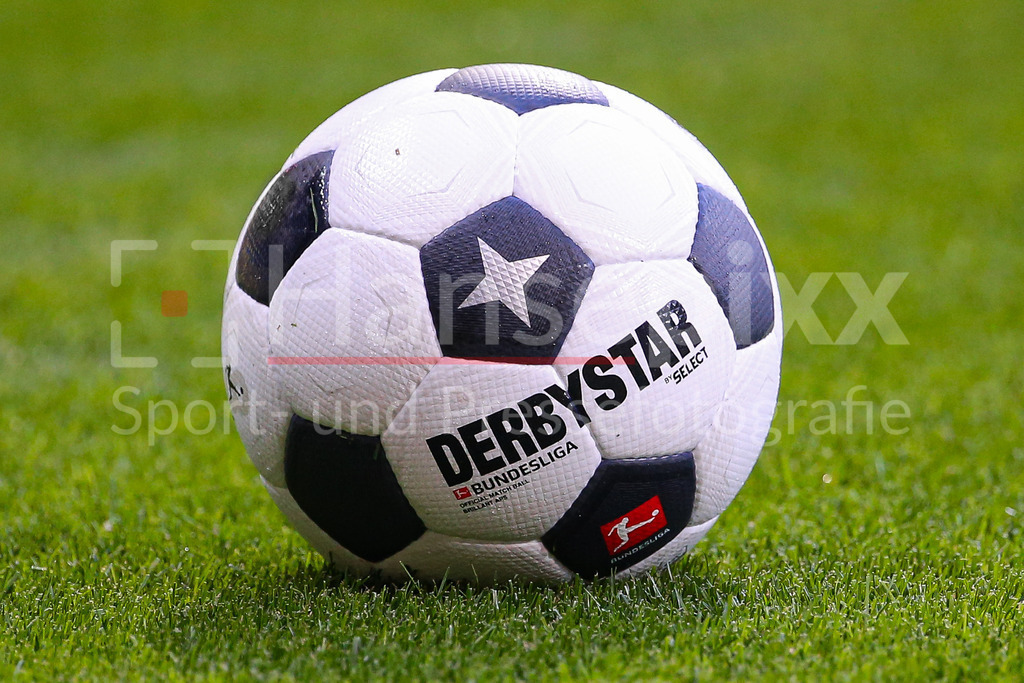 Fussball, Bundesliga, SV Werder Bremen - FC Bayern München | v.li.: Der Spielball liegt auf dem Spielfeld, Rasen, Bundesliga, Derbystar, Brillant APS, Symbolfoto, Symbolbild Fussball, Fußball, Ball, , DIE DFL-RICHTLINIEN UNTERSAGEN JEGLICHE NUTZUNG VON FOTOS ALS SEQUENZBILDER UND/ODER VIDEOÄHNLICHE FOTOSTRECKEN. DFL REGULATIONS PROHIBIT ANY USE OF PHOTOGRAPHS AS IMAGE SEQUENCES AND/OR QUASI-VIDEO.