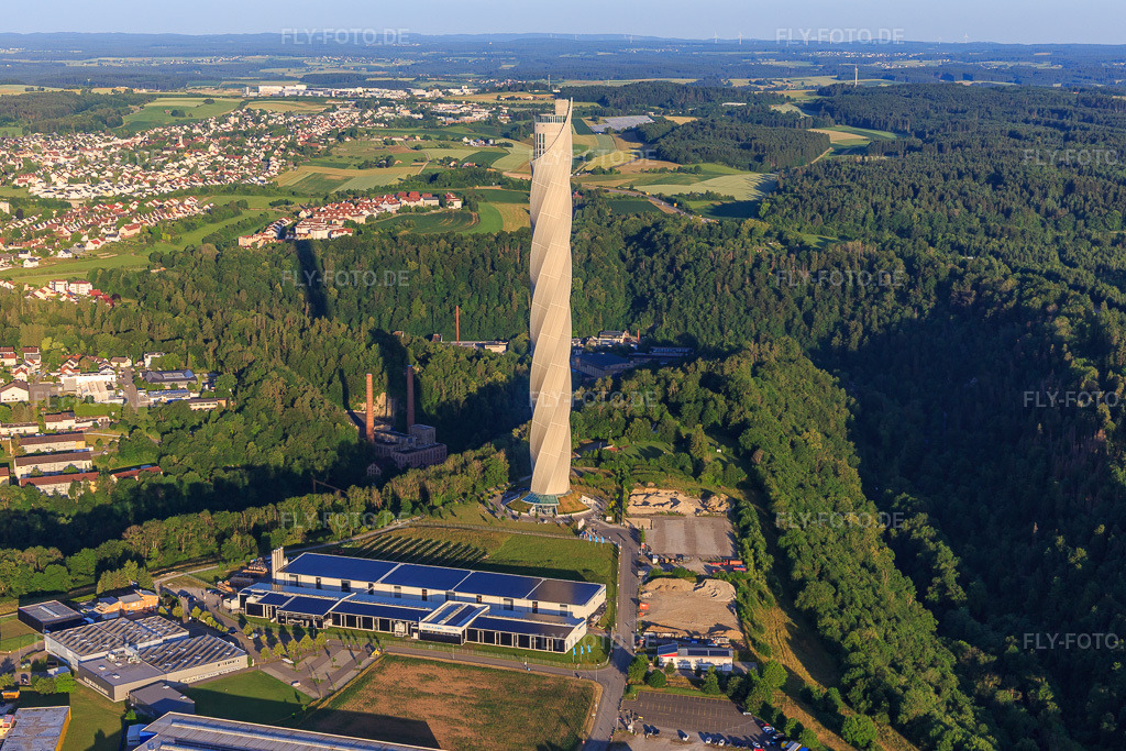 Luftbild: TK Elevator Testturm: Aufzugstestturm mit verdrehter Fassadenmembran, 12 Aufzugschächten und Aussichtsterrasse mit Panoramablic und XBK-KABEL Logistikzentrum in Rottweil im Bundesland Baden-Württemberg in Deutschland.Foto: IMG_148585.jpg vom 25.06.2025 durch Werner Riehm/FLY-FOTO.deXBK KabelTK Elevator Testturm Rottweil