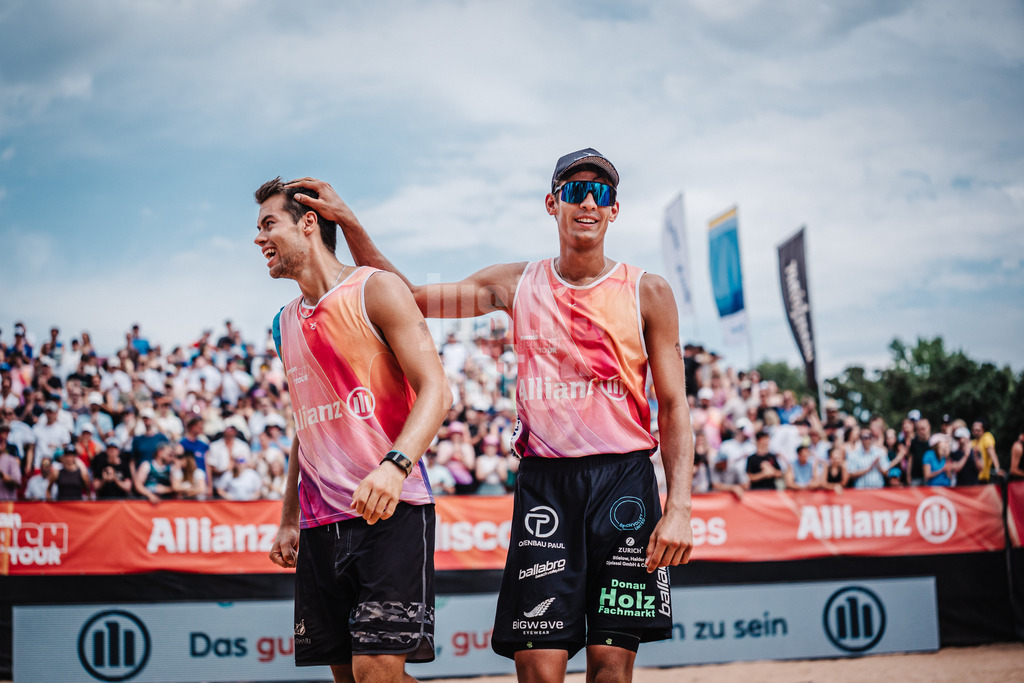 Beachvolleyball | Männer | Allianz German Beach Tour 2025 | Tourstop München | 06.07.2025 | v.l. Yannick Bibelriether und Valentin Schneckenburger jubeln nach dem Sieg