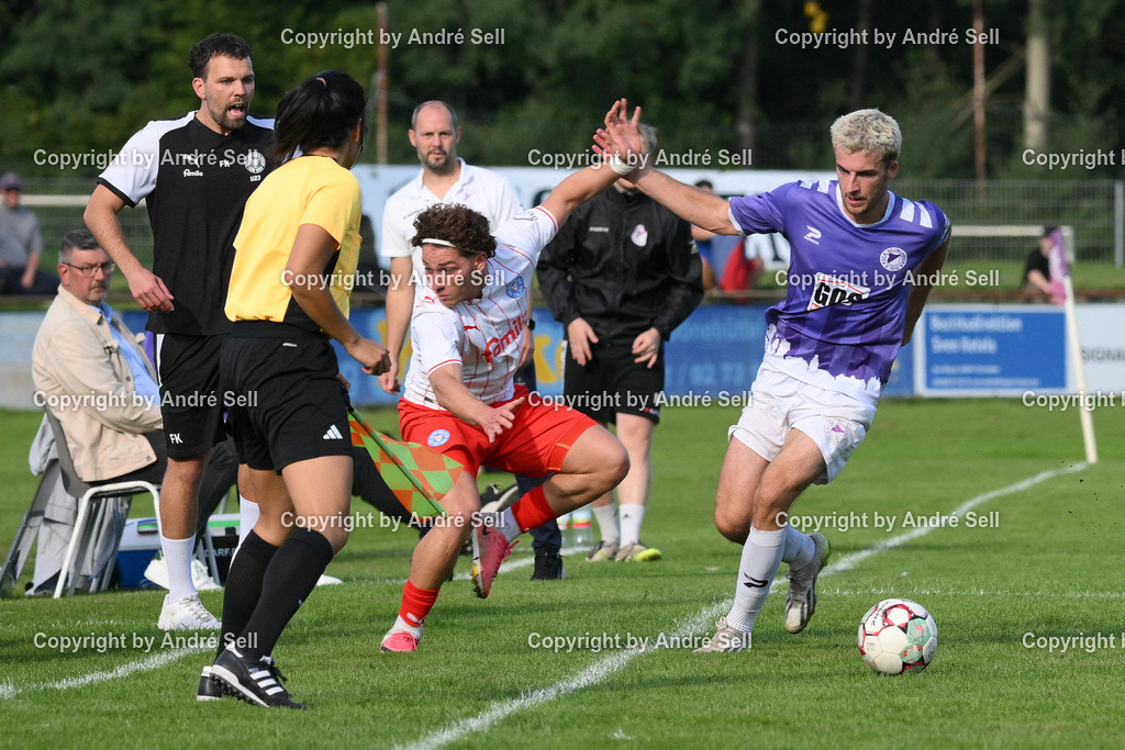 VfR Neumünster vs Holstein Kiel II | Jan Lippegaus (VfR #3) checkt Mätthi Meyer (Holstein #3) in die Holstein-Bank / Fußball-Oberliga Männer 2026/2027 / VfR Neumünster vs Holstein Kiel II / Grümmi-Arena / Neumünster / 27.09.26 - Realisiert mit Pictrs.com
