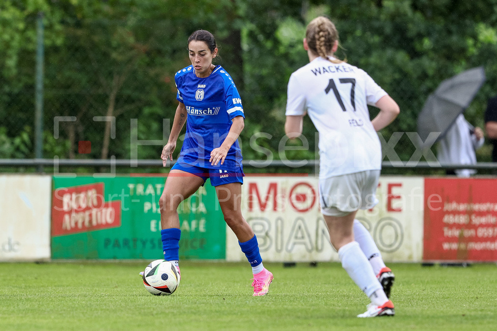 Fussball, Testspiel Frauen, SV Meppen - DJK Wacker Mecklenbeck | v.li.: Genesis Castrellon (SV Meppen, 17) und Birte Feld (DJK Wacker Mecklenbeck, 17) im Zweikampf, Duell, Dynamik, Aktion, Action, Spielszene