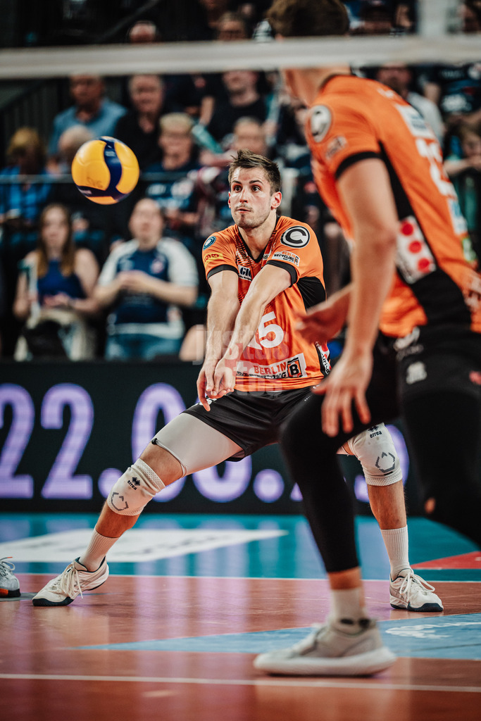 Volleyball | Herren | Saison 2024/2025 | 1. Volleyball Bundesliga Männer | Finale | SVG Lüneburg vs. BERLIN RECYCLING Volleys | 01.05.2025 | Moritz Reichert (#15, Berlin Recycling Volleys) nimmt den Ball an