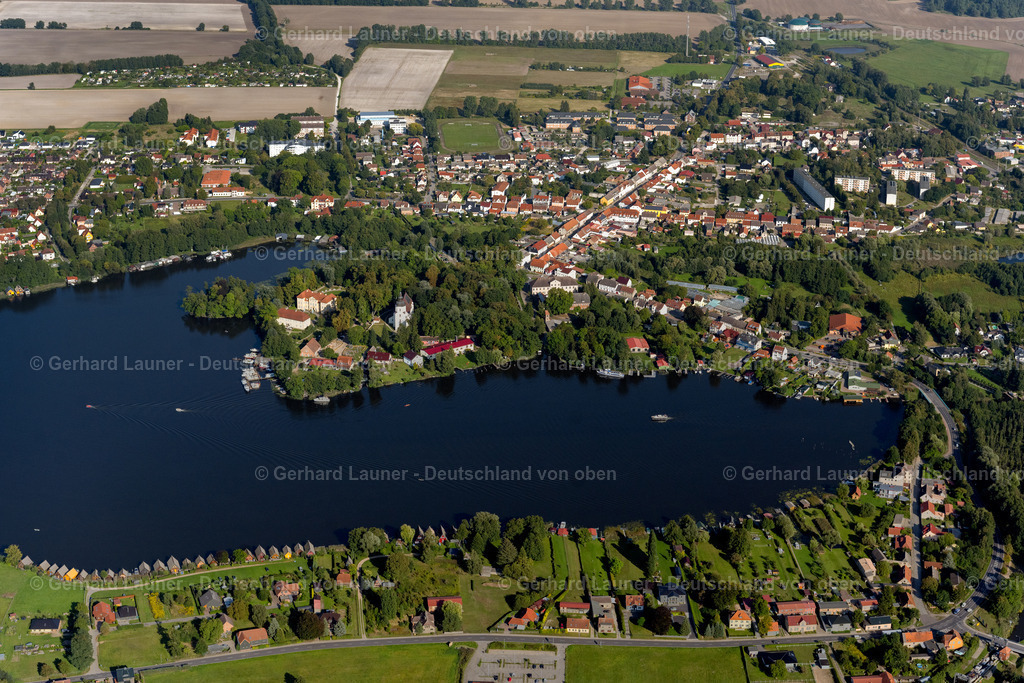 4062322 | MIROW 08.09.2021 See- Insel auf dem Mirower See mit Schloss Mirow in Mirow im Bundesland Mecklenburg-Vorpommern. // Lake Island on the Mirower Lake in Mirow in the state Mecklenburg - Western Pomerania. Foto: Gerhard Launer