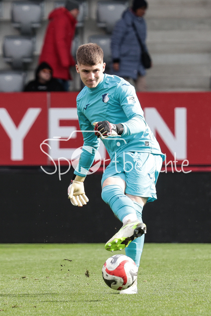 FC Bayern München U19 - TSG 1899 Hoffenheim U19 | Benjamin LADE (TSG #1) am Ball / Freisteller / Einzelfoto