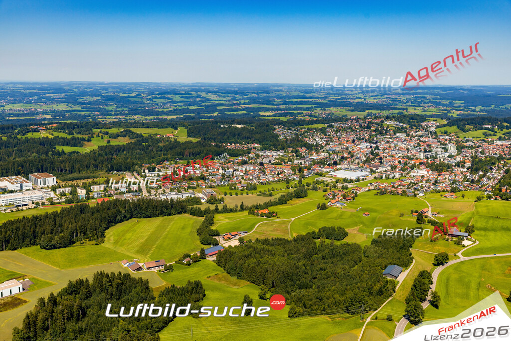 Luftaufnahme der Stadt Lindenberg im Allgäu - Die Luftaufnahme wurde 2025 vom UL-Flugzeug heraus erstellt ( keine Drohne ) - Hochauflösende Luftaufnahme - für professionelle Ausdrucke geeignet. Die Geschenkidee !Mit Lizenz und Bildrechte bestellbar