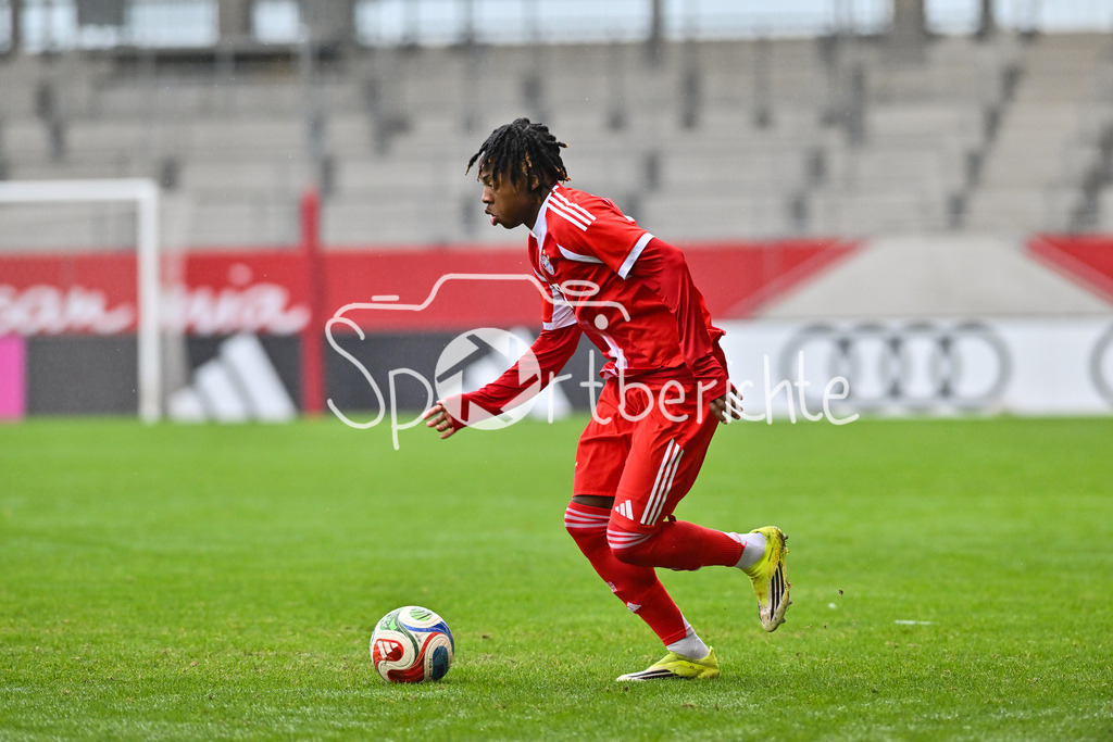 FC Bayern München - Hannover 96 | MUNICH, GERMANY - 15. FEBRUARY: am Ball Wisdom MIKE (FC Bayern München U19 11) während dem Spiel zwischen der U19 des FC Bayern München und der U19 von Hannover 96 am 2. Spieltag der Hauptrunde der U19-DFB-Nachwuchsliga am FC Bayern Campus