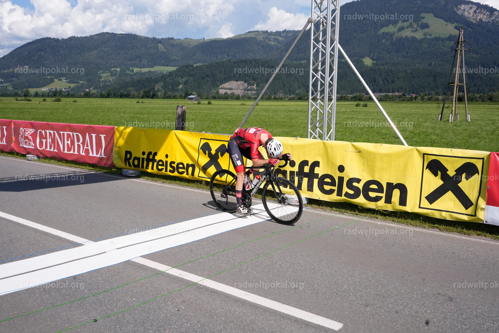 880_20230817_Bewerb_Maenner_Muehlanger | AUT - OESTERREICH, 2023-08-16: SPORT RENNRAD-FAHREN - 55. INTERNATIONALER RADWELTPOKAL IN ST. JOHANN IN TIROL  - Vintage-Radrennen mit WM-Bronze-Medaillen-Siegerin Christina Schweinberger, den Teilnehmer und Alexander Baumann (vom Orginastions-Team) - TAG 2 BEWERB MAENNER IN SECHS GRUPPEN  ; Foto: Roland Muehlanger