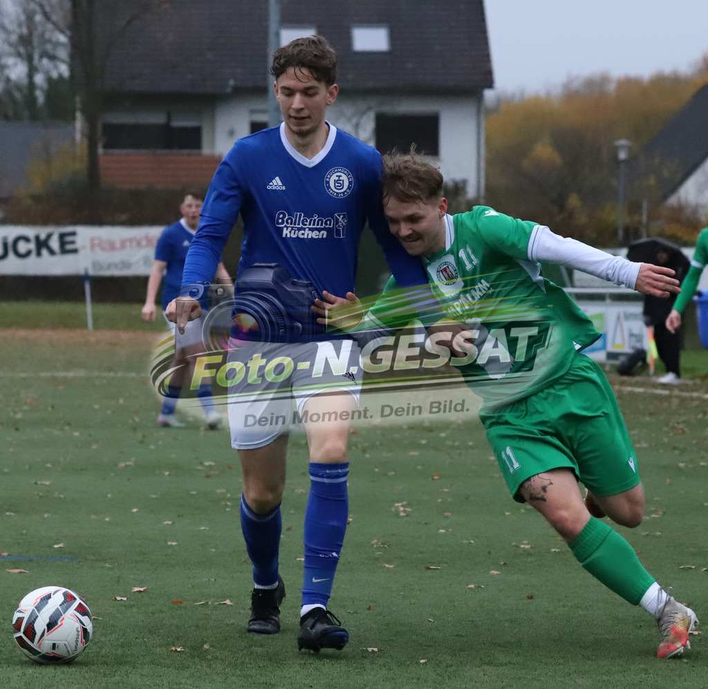 TuS Bruchmühlen II - Bünder SV | Auf dem Bild zu sehen: blau TuS Bruchmühlen: Silvian Klockenbrink ; grün Bünder SV: Felix SchnitzlerTuS Bruchmühlen II, Bünder SV, Saison 25/26, Kreisliga A, Bruchmühlen, Deutschland - Realisiert mit Pictrs.com
