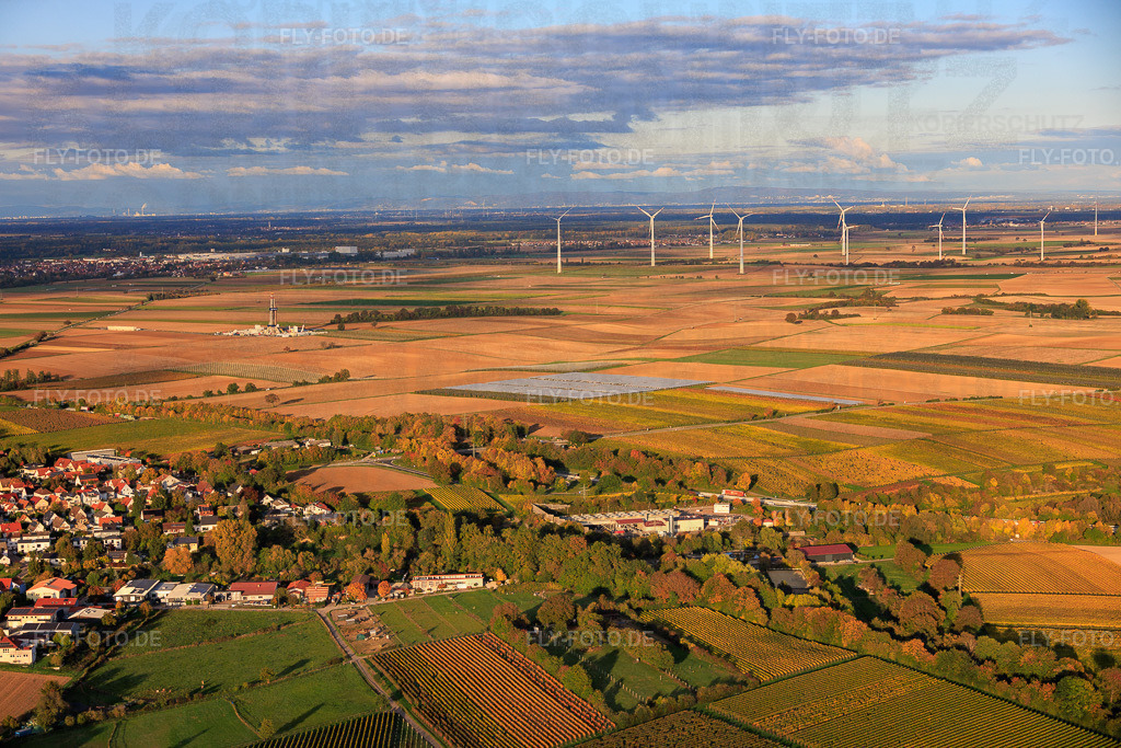 Geothermiekraftwerk Insheim zur Lithiumgewinnung durch die Vulcan Energy GmbH im Hintergrund Rig V20 der Vercana GmbH und der Windpark Offenbach https://v-er.eu/de/ https://v-er.eu/de/bohrungen/ | Luftbild: Geothermiekraftwerk Insheim zur Lithiumgewinnung durch die Vulcan Energy GmbH im Hintergrund Rig V20 der Vercana GmbH und der Windpark Offenbach https://v-er.eu/de/ https://v-er.eu/de/bohrungen/ in Insheim im Bundesland Rheinland-Pfalz in Deutschland. Foto: IMG_150258.jpg vom 15.10.2025 durch Werner Riehm/FLY-FOTO.de - Realisiert mit Pictrs.com
