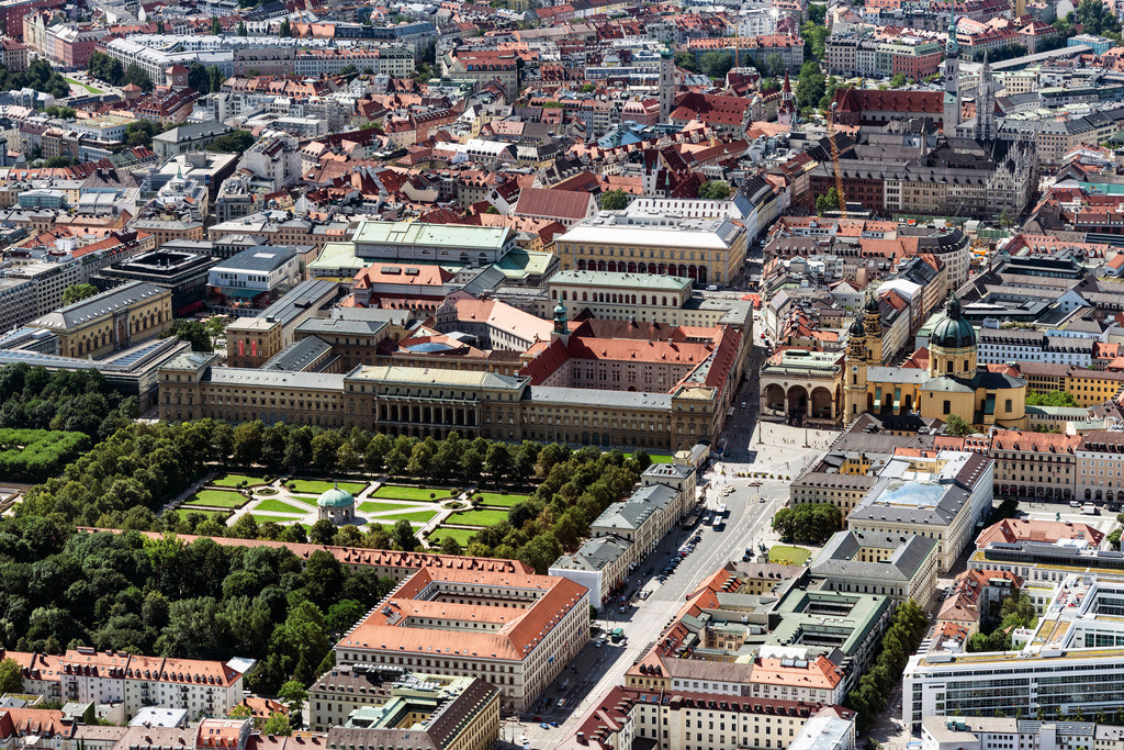 dr__0031238.jpg | MüNCHEN 09.08.2019 Blick auf den Hofgarten und den Odeonsplatz in München im Bundesland Bayern. Die barocke Parkanlage mit dem Pavillon Dianatempel, des Deutschen Theatermuseums und der Münchner Residenz. // View of the Hofgarten park in Munich in the state of Bavaria. Foto: Daniel Reiter