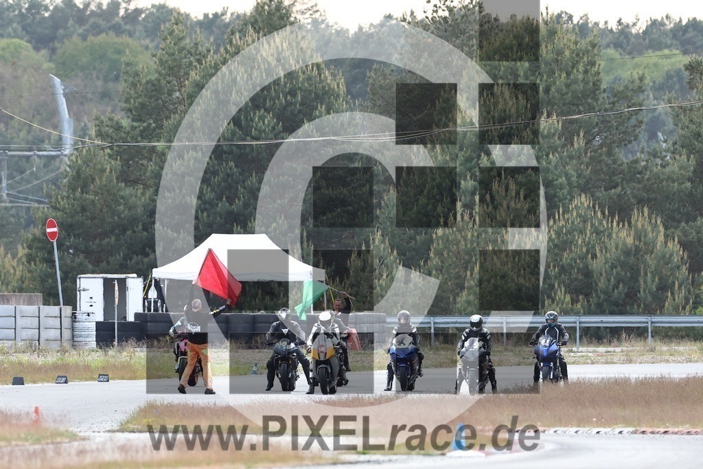 start-20240511_05207 | Schöne Erinnerungen an spannende Momente - das festzuhalten ist unser Job. PIXELrace.de ist seit 2003 auf den Rennstrecken Europas unterwegs um die Action draußen beim Fahren und die wunderbare Stimmung imm Fahrerlager für euch einzufangen.