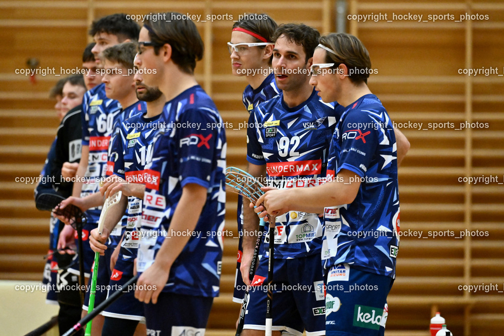 VSV Unihockey vs. SZPK Floorball | Spielerbank VSV Unihockey, #14 Michael Klemm VSV Unihockey, #37 Aleksander Bogataj VSV Unihockey, #92 Ingolf Natmessnig VSV Unihockey,  VSV Unihockey vs. SZPK Floorball, VSV Unihockey vs. SZPK Floorball am 23.11.2024 in Villach (Ballspielhalle St. Martin), Austria, (Photo by Bernd Stefan)
