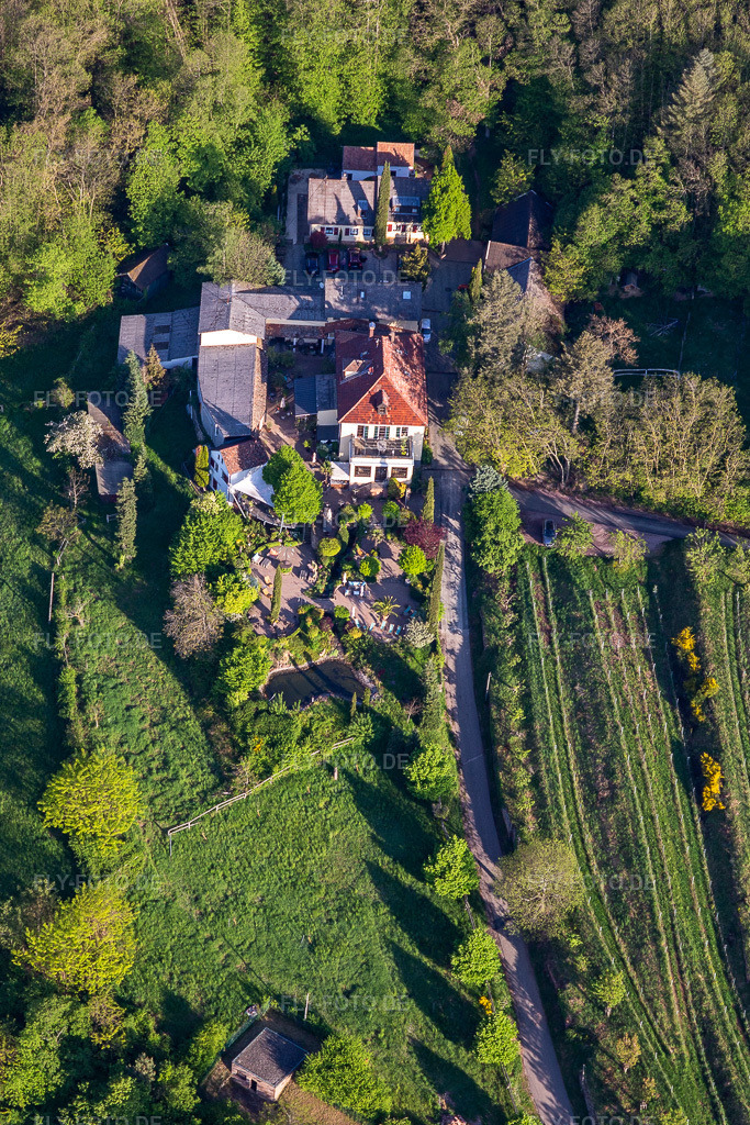 Luftbild: Gästehaus Sankt Annagut in Burrweiler im Bundesland Rheinland-Pfalz in Deutschland. Foto: IMG_131253.jpg vom 07.05.2022 durch Werner Riehm/FLY-FOTO.deauf dem Weingut Sankt Annaberg