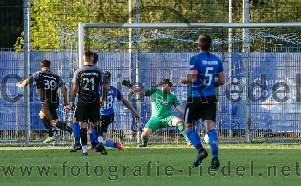 2023-07-14_047_FC_Langengeisling_gegen_FC_Velden-Eberspoint | Erding, Deutschland, 14.07.2023:
Fußball, Bezirksliga Oberbayern Ost 2023 / 2024, Testspiel, FC Langengeisling gegen FC Velden-Eberspoint, Endergebnis: 5:0

Florian Rupprecht (FC Langengeisling, #11), +l21+, Finn Hoffmann (FC Velden-Eberspoint, #18), Torwart Michael Koch (FC Velden-Eberspoint, #1), Robert Walter (FC Velden-Eberspoint, #5)

Foto: Christian Riedel / fotografie-riedel.net