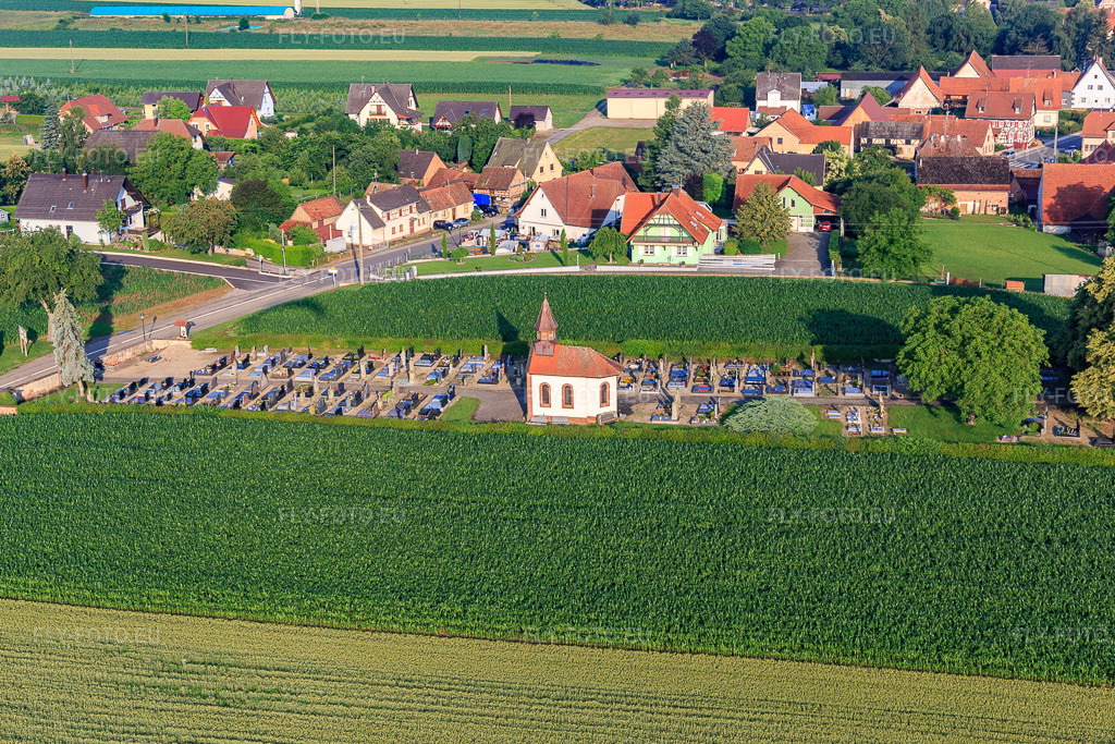 Vue aérienne: Cimetière avec chapelle à Salmbach dans le département Bas Rhin, France – .Photo: IMG_107862.jpg prise le 10/06/2018 par Werner Riehm/FLY-FOTO.eu – Résolution de l'original: 5364 x 3576 px