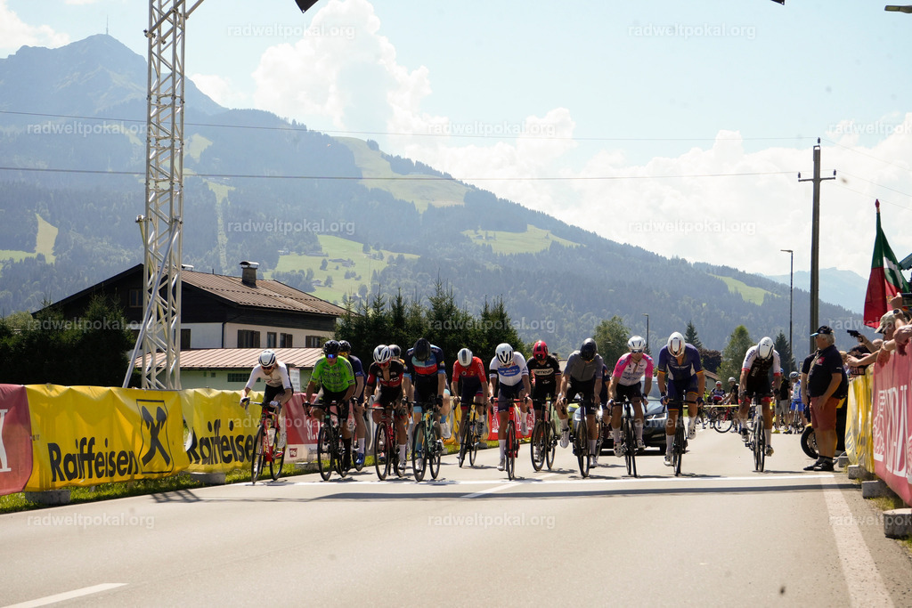 195_20230817_Bewerb_Maenner_Muehlanger | AUT - OESTERREICH, 2023-08-16: SPORT RENNRAD-FAHREN - 55. INTERNATIONALER RADWELTPOKAL IN ST. JOHANN IN TIROL  - Vintage-Radrennen mit WM-Bronze-Medaillen-Siegerin Christina Schweinberger, den Teilnehmer und Alexander Baumann (vom Orginastions-Team) - TAG 2 BEWERB MAENNER IN SECHS GRUPPEN  ; Foto: Roland Muehlanger