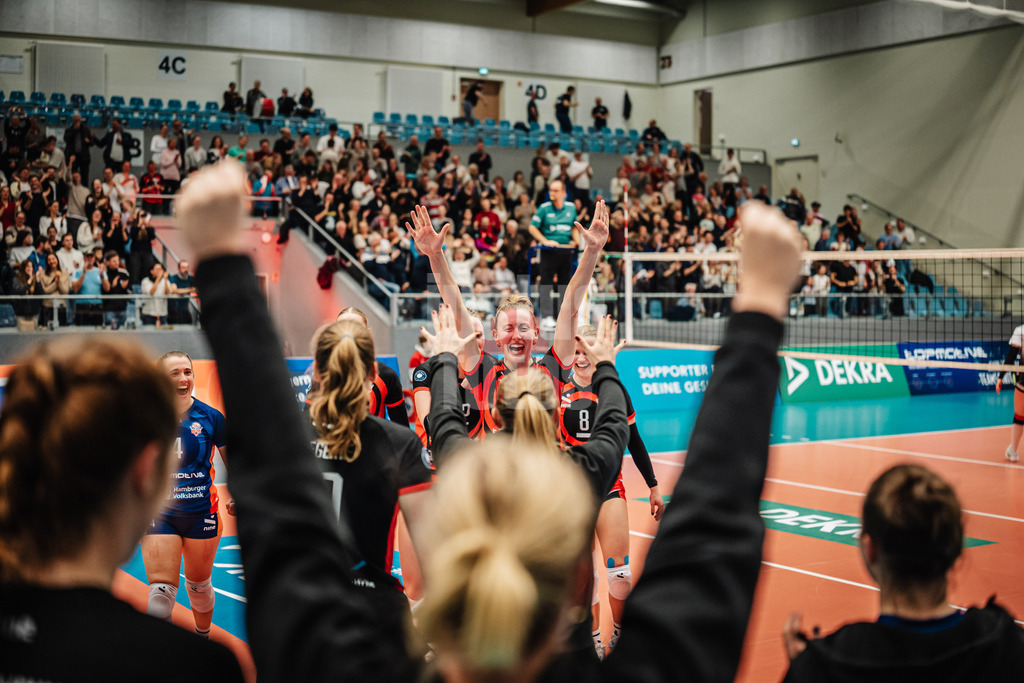 Volleyball | Frauen | Saison 2025/2026 | Volleyball Bundesliga | ETV Hamburger Volksbank Volleys vs. Dresdner SC | 15.11.2025 | ETV jubelt nach dem Satzgewinn, in der Mitte Leonie Körtzinger (#7, ETV Hamburger Volksbank Volleys)