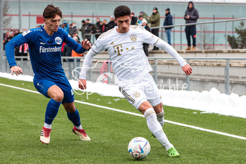 FC Bayern Amateure - Bahlinger SC | Ylber LOKAI (BSC #4) im duell mit RANOS (FCB #22)