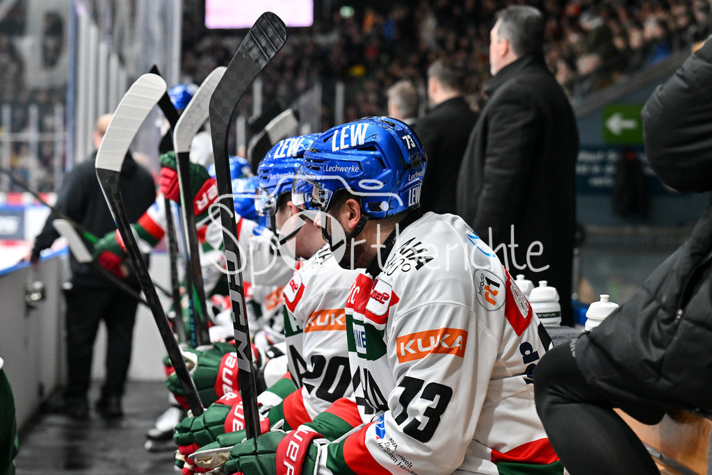 Löwen Frankfurt -Augsburger Panther | haengende Koepfe auf der Bank der Augsburger / DEL: Loewen Frankfurt - Augsburger Panther, Eissporthalle Frankfurt am 14.02.2025