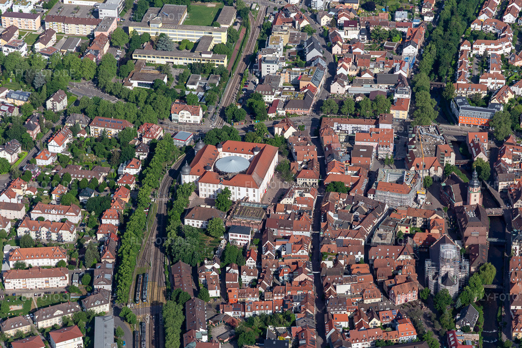 Luftbild: Schloss Ettlingen in Ettlingen im Bundesland Baden-Württemberg in Deutschland. Foto: IMG_131626.jpg vom 22.05.2022 durch Werner Riehm/FLY-FOTO.deEttlingen