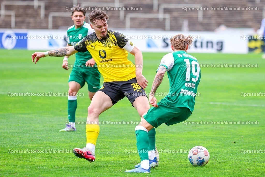 xsefx18042601004 | 18.04.2026, xsefx, Fußball, Regionalliga West, Borussia Dortmund II (U23) - SV Rödinghausen, 30. Spieltag, Stadion Rote Erde, Saison 2025 2026: Simon Breuer im Duell mit Tony Reitz DFB regulations prohibit any use of photographs as image sequences and or quasi-video. Photo: xSabinexEffgenxPressefotoKochx