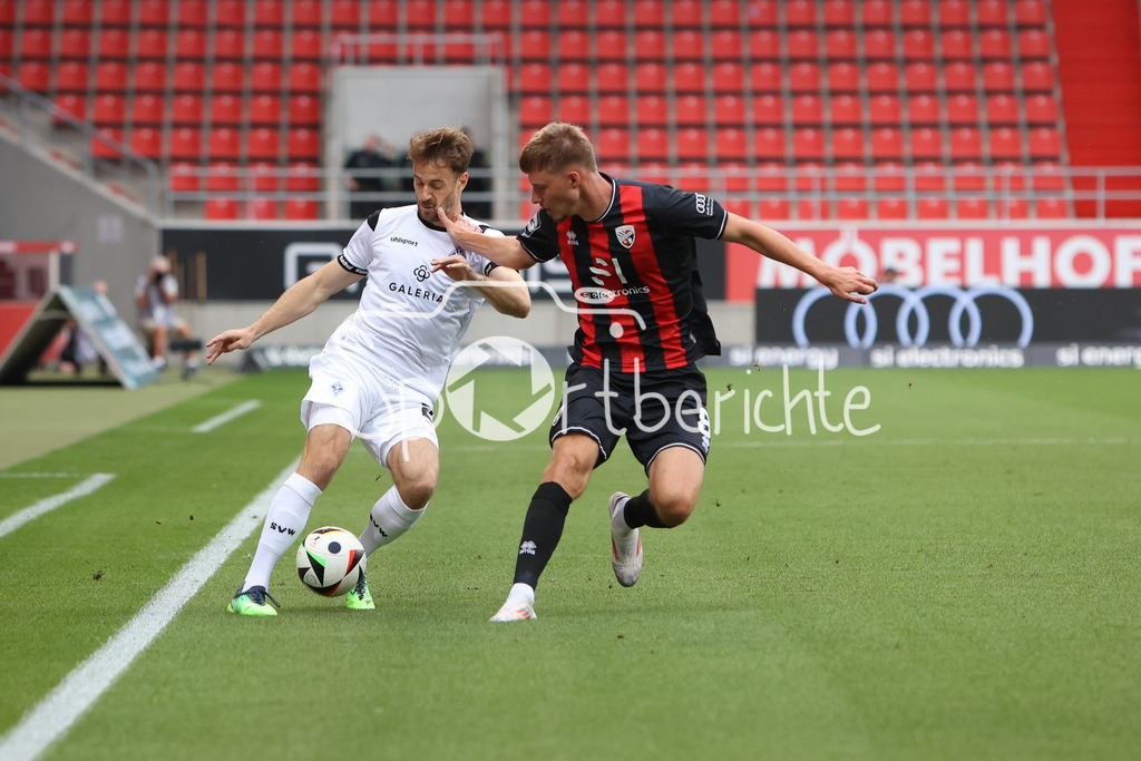 FC Ingolstadt - SV Waldhof Mannheim | im Duell Lukas KLUENTER (Waldhof #24) und Benjamin KANURIC (FCI #8) / Zweikampf