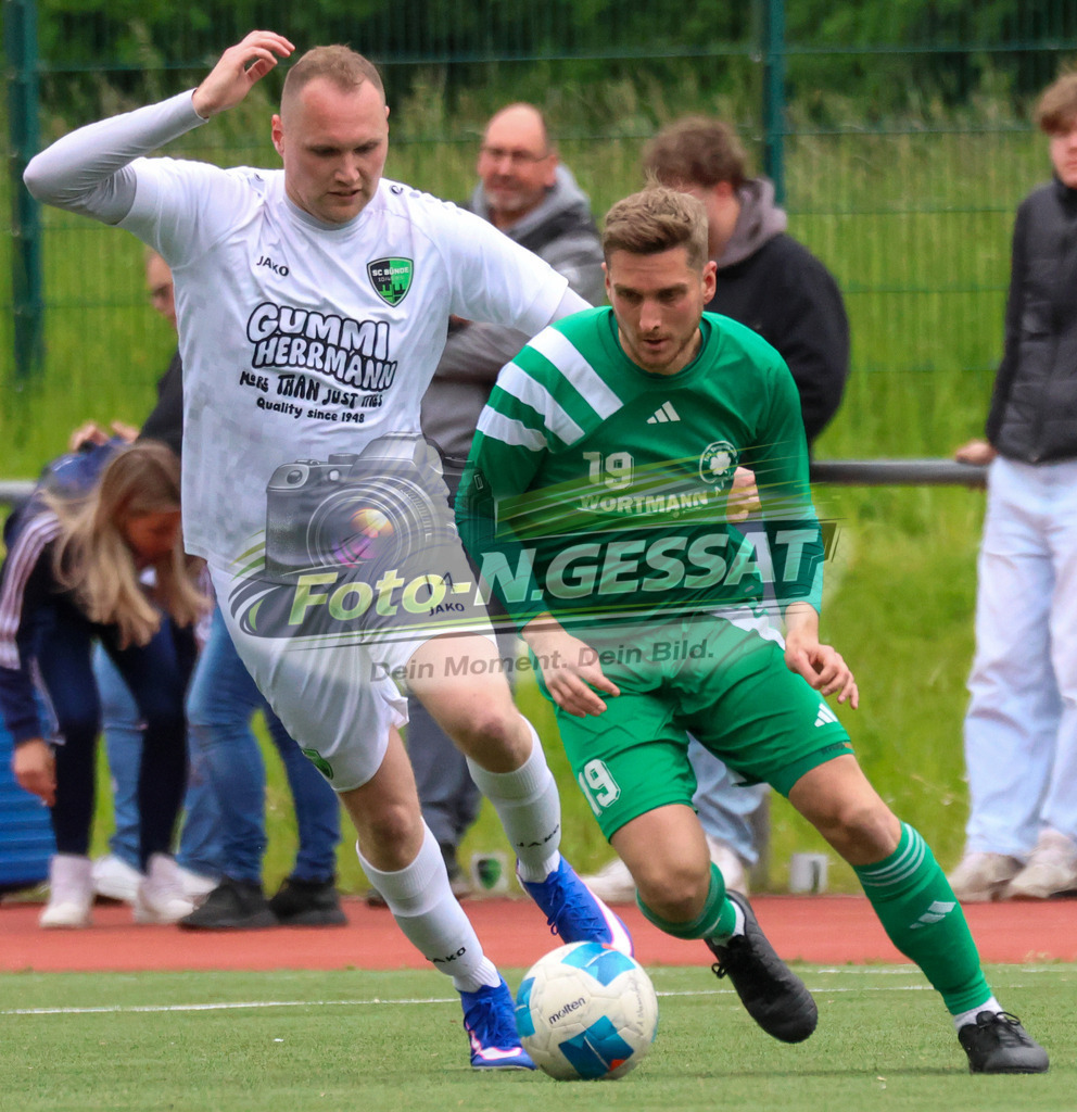 SC Bünde - TuS Tengern | Auf dem Bild zu sehen: weiß SC Bünde: Richard Reichert ; grün TuS Tengern: Torben KrauseSC Bünde, TuS Tengern, Saison 25/26, Bezirksliga, Hunnebrock, Deutschland - Realisiert mit Pictrs.com