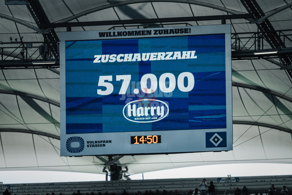 Fußball | Männer | Saison 2024/2025 | 2. Fußball-Bundesliga | 7. Spieltag | Hamburger SV vs. SC Paderborn 07 | 28.09.2024 | Das Stadion ist mit 57000 Zuschauern ausverkauft Anzeigetafel