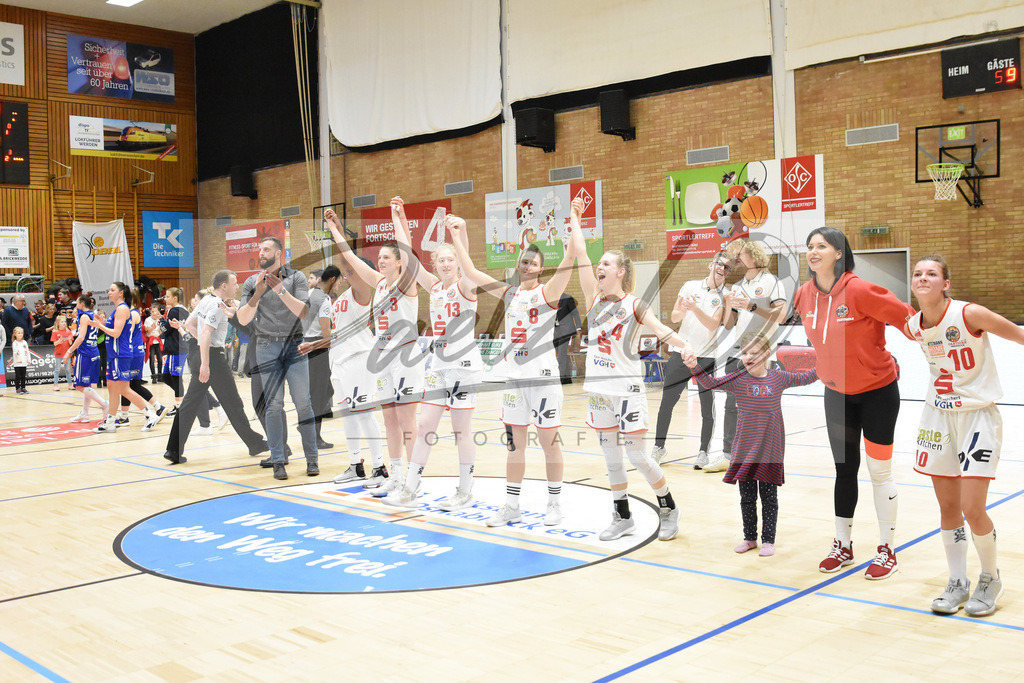 20200126_PANHAL_0061 | Basketball, Frauen: Die Spielerinnen der GiroLive-Panthers Osnabrück Schlussjubel, jubeln nach dem Sieg beim Spiel der Toyota DBBL zwischen GiroLive-Panthers Osnabrück vs. GISA LIONS SV Halle am 26.01.2020 im Panthers Dome in Osnabrück, Deutschland.(Foto von Nico Paetzel) - Realisiert mit Pictrs.com