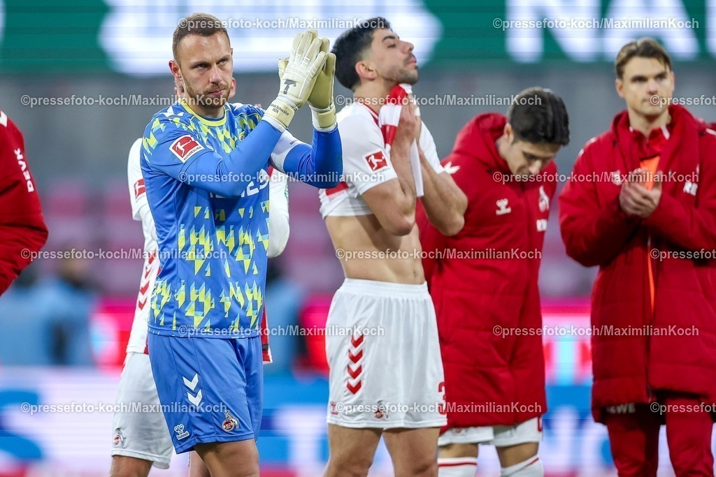 1FC08022601107 | 08.02.2026, Fußball, 1. FC Köln - RB Leipzig, 1. Fußball Bundesliga, 21. Spieltag, RheinEnergie-STADION, Saison 2025 2026: Enttäuschte Kölner Gesichter nach der 1:2 Niederlage. Torwart Marvin Schwäbe&nbsp;(1FC Koeln #01) enttäuscht Enttäuschung vor der fankurve DFB regulations prohibit any use of photographs as image sequences and or quasi-video.