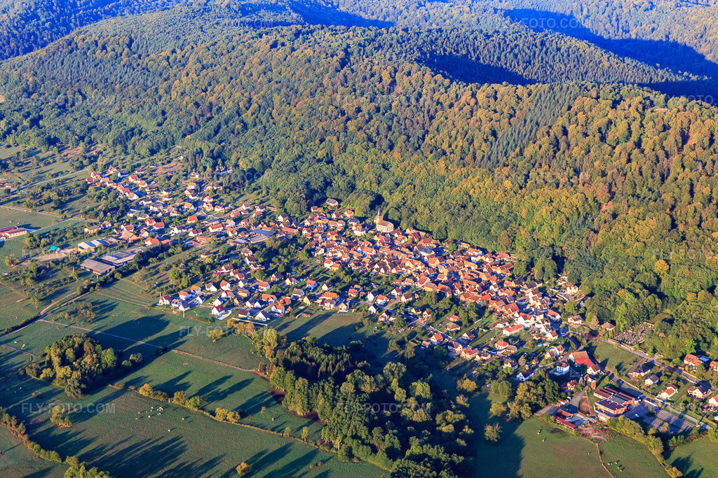 Aerial view: View of the town from the northeast in Ernolsheim-lès-Saverne in the state Bas-Rhin, France. – Photo: IMG_111651.jpg taken on 09/16/2018 by Werner Riehm/FLY-FOTO.com – Resolution of the original: 5207 x 3471 px