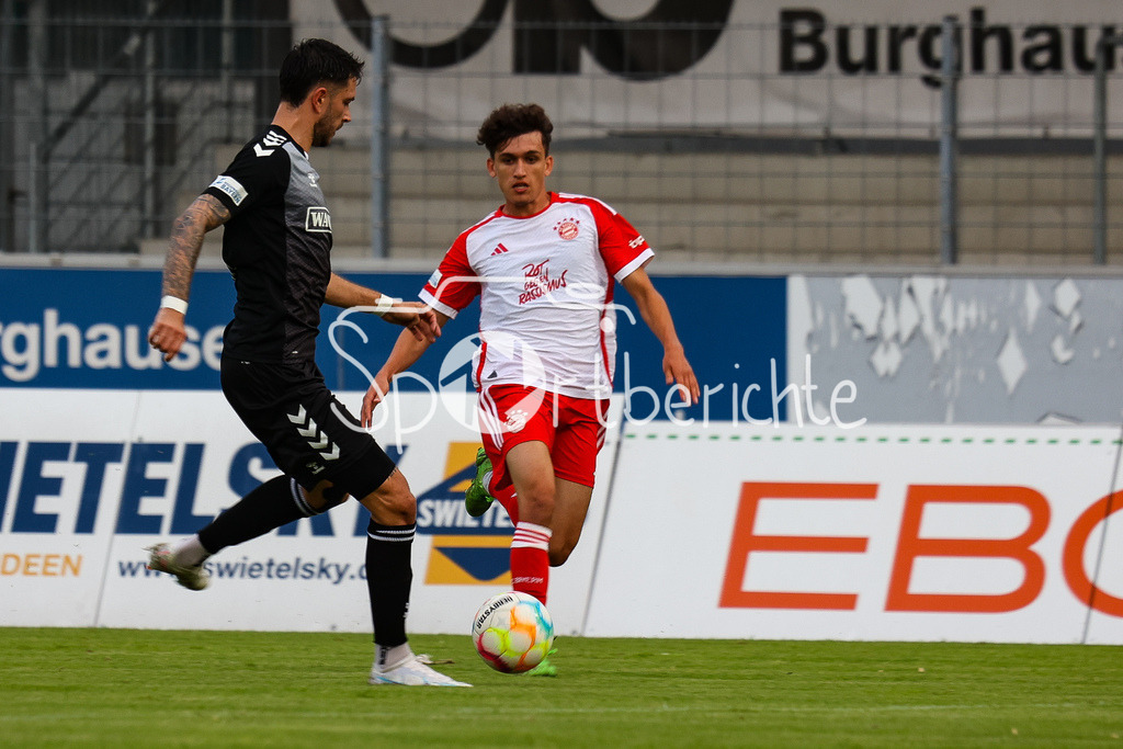 SV Wacker Burghausen - FC Bayern Amateure | Alexander SPITZER (SVW #17) im Duell mit Younes AITAMER (FCB #17)