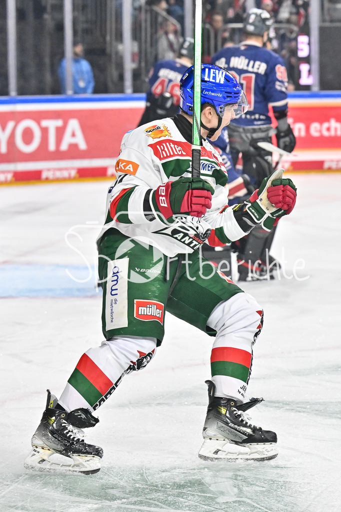 Kölner Haie - Augsburger Panther | Jubel der Gaeste nach dem Treffer zum 0-2 durch Florian ELIAS (Augsburger Panther #67) / Freude / Happy / Tor / Torschuezte / DEL: Koelner Haie - Augsburger Panther, Lanxess Arena am 05.01.2025