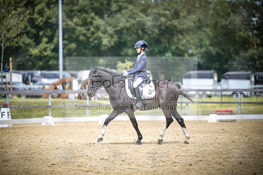 DOS_8040 | Entdecke hochwertige Reitturnierfotos von Foto Oger. Professionell, emotional und authentisch – jetzt Lieblingsmomente im Shop bestellen. - Realisiert mit Pictrs.com