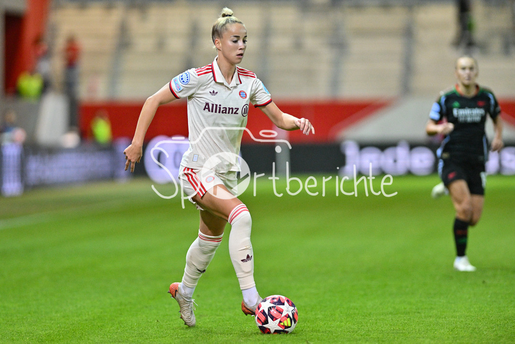 FC Bayern München Frauen - Arsenal London Frauen | am Ball Giulia GWINN (FCB #7) / Freisteller / Einzelfoto / UEFA Womens Champions League: FC Bayern München Frauen - Arsenal London Frauen, FC Bayern Campus am 09.10.2024