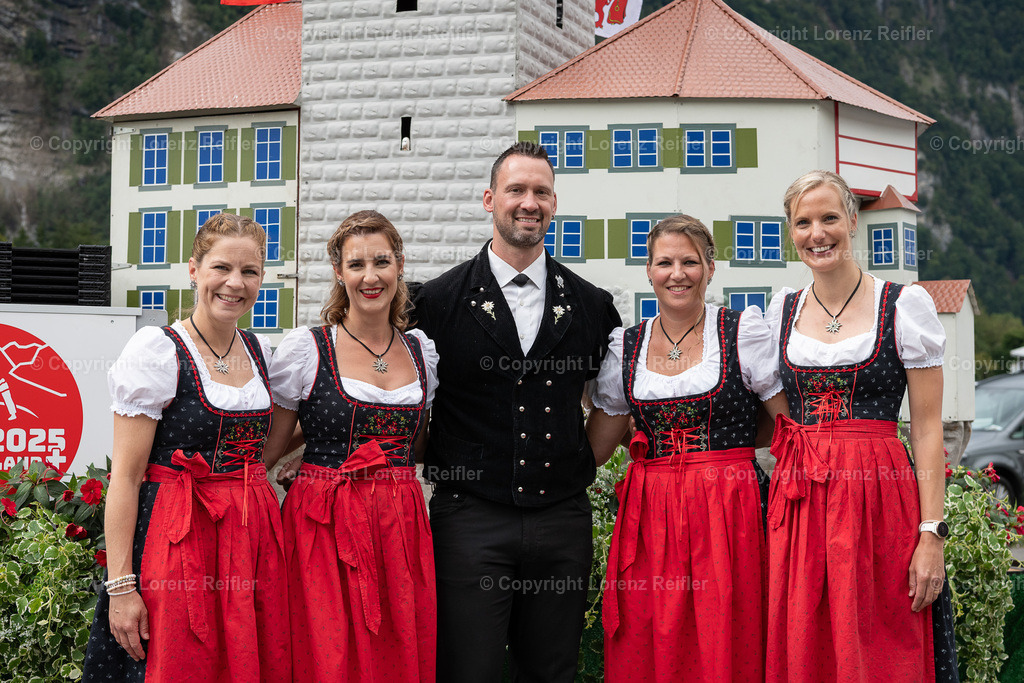 Schwingen -  ESAF Freitag Festumzug 2025 | Mollis, 29.8.25, Schwingen - ESAF Freitag Festumzug Wenger Kilian mit Ehrendamen vom ESAF Frauenfeld 2010.