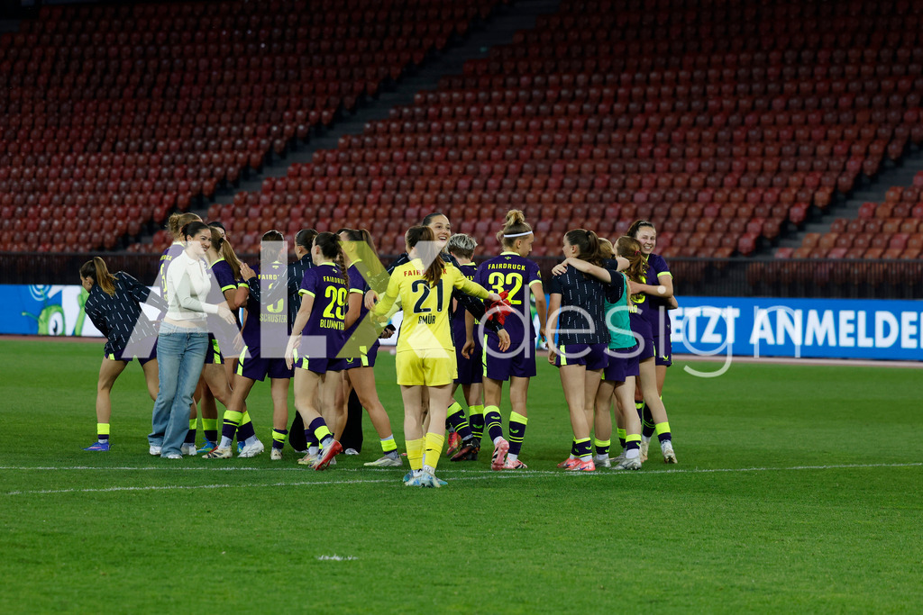 GC Zürich vs FC Zürich - AXA Women’s Super League Playoffs - Stadion Letzigrund | Celebrating of FC Zürich after the AXA Women’s Super League Playoffs quarter-final second leg between GC Zürich and FC Zürich at Stadion Letzigrund, Zurich, Switzerland. - Realisiert mit Pictrs.com
