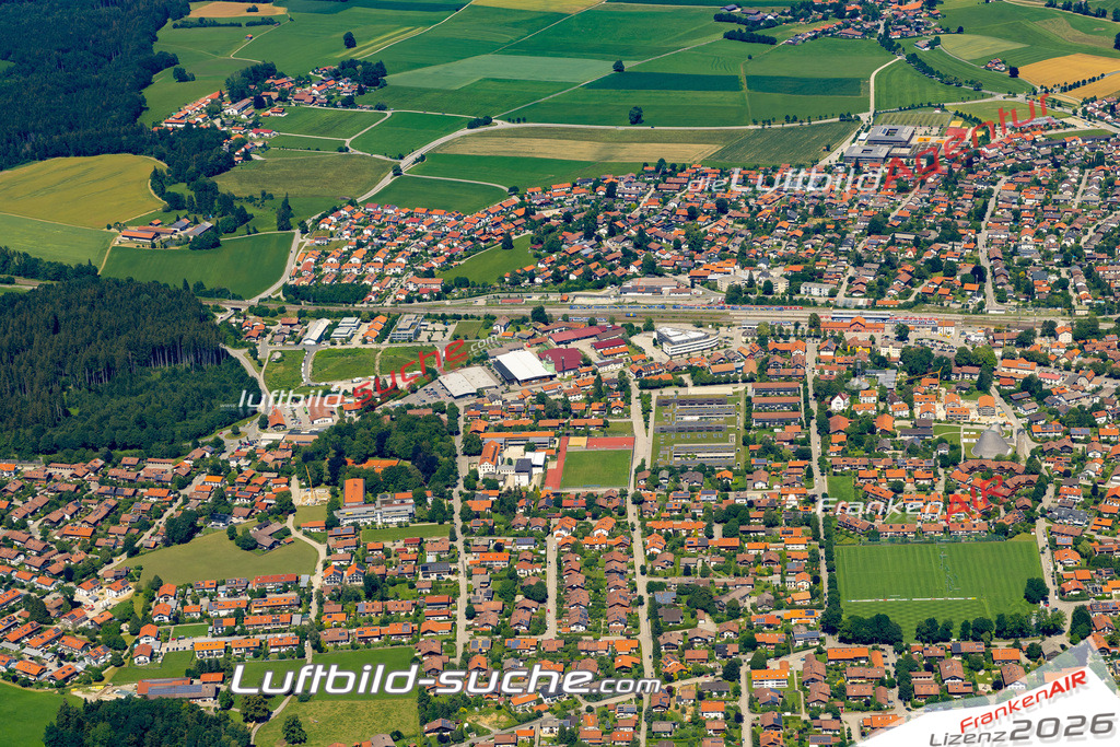 Aktuelles Luftbild von  Holzkirchen - Die Luftaufnahme wurde 2022 mittels UL-Flugzeug erstellt ( keine Drohne ) - hochauflösende Kamera-Systeme von  Canon -Beste Qualität - Für grossformatige Ausdrucke geeignet. Die Geschenkidee !