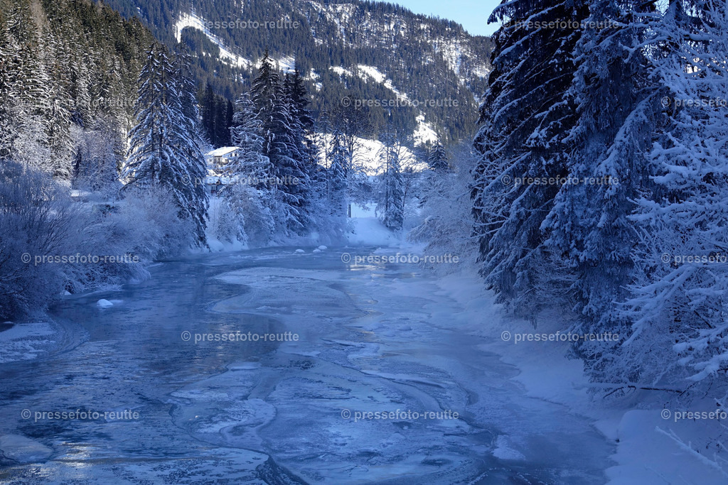 welltvi-Lechfluss-Winter_24Jan2019-Duernau_Holzgau_DSC2225 | Info aus dem Bezirk Reutte/Ausserfern Tirol sowie eine umfangreiche Bilddatenbank über die gesamte Region: Lechtal, Talkessel Reutte, Tannheimertal, Zwischentoren. Lech, Plansee, Zugspitze, Grenztunnel, B179, Fernpassstraße, Verkehr, Lawinen, Tradition, - Realisiert mit Pictrs.com