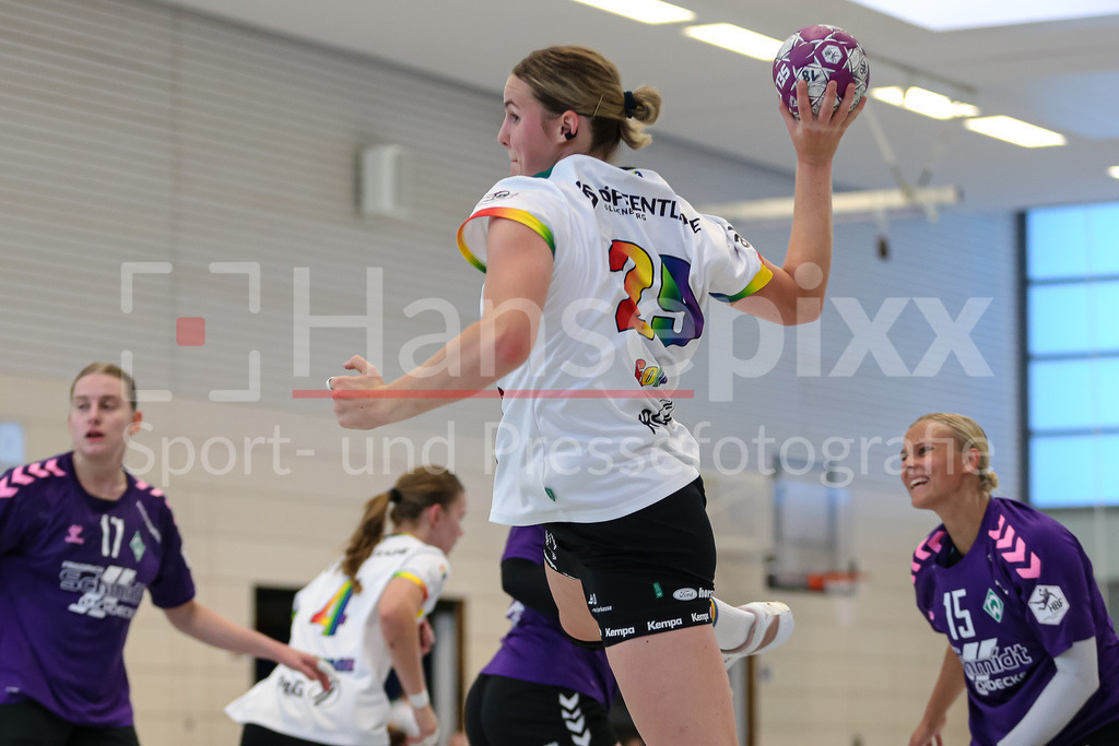 Handball, Testspiel Frauen, VfL Oldenburg - SV Werder Bremen | v.li.: Paulina Golla (VfL Oldenburg, 29) beim Wurf, am Ball, Spielszene, Aktion, Action