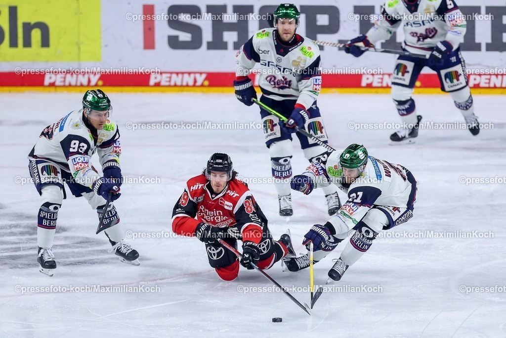 KEC15042601122 | 15.04.2026, Eishockey, DEL Halbfinale Play-Offs, Kölner Haie - Eisbären Berlin, Spiel 4, Lanxess-Arena Köln: Gregor MacLeod (Kölner Haie #89) im Zweikampf gegen  Leo Pföderl (Eisbären Berlin #93) und Manuel Wiederer (Eisbären Berlin #21) 