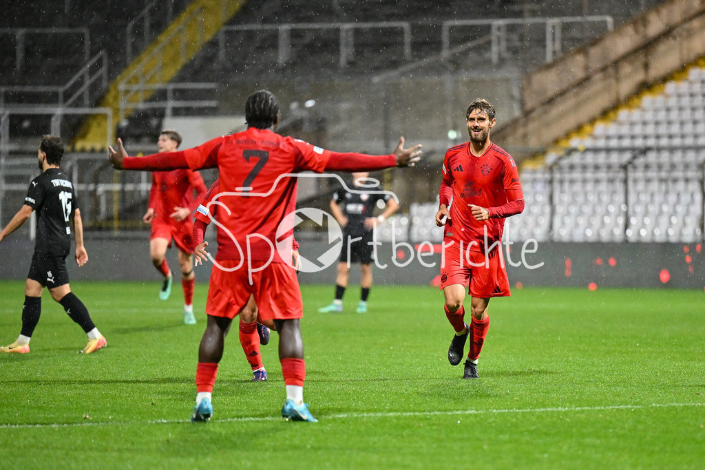 FC Bayern Amateure - TSV Buchbach | Jubel nach dem Treffer zum 2-1 durch Luca DENK (FC Bayern München II #6) / Tor / Jubel / Happy / Tor / torschuezte / Regionalliga Bayern: FC Bayern München II - TSV Buchbach, Gruenwalder Stadion am 27.09.2024